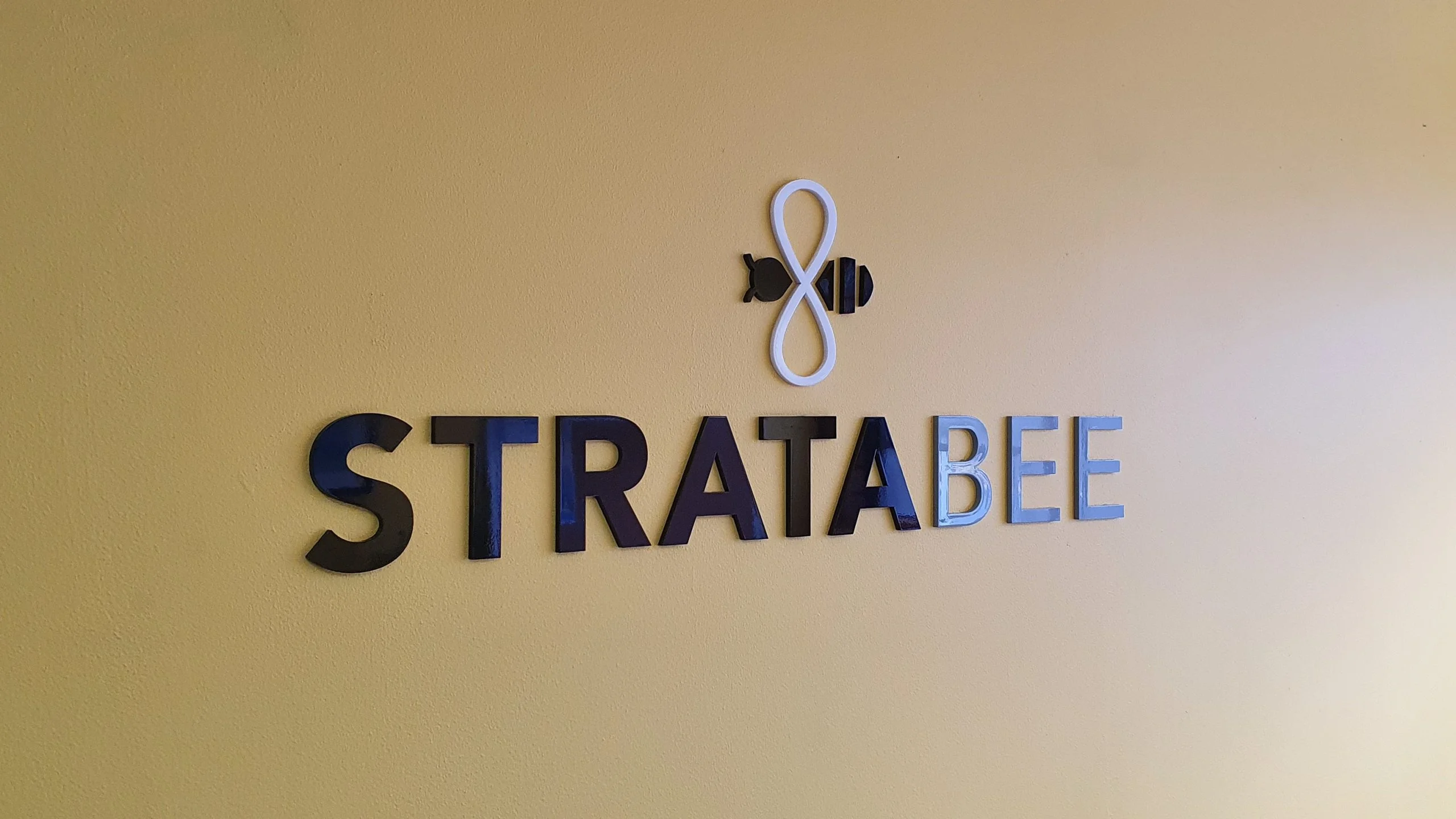 StrataBee Office Logo